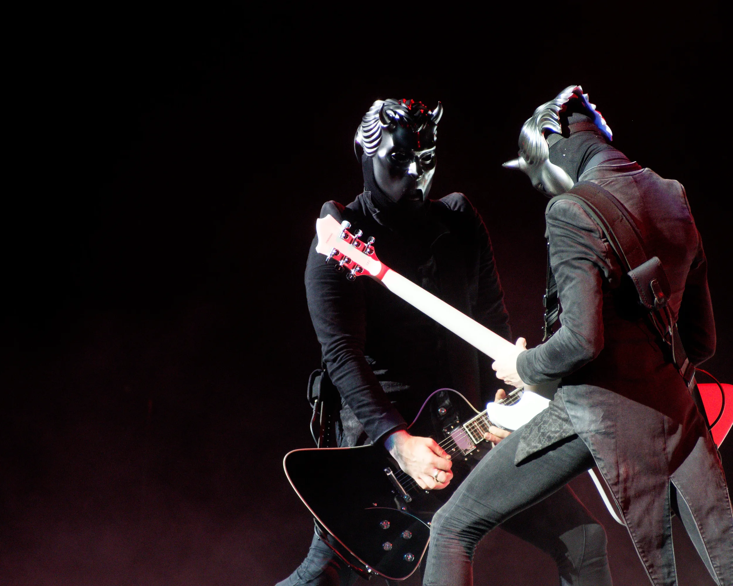Photographie précise de l'ambiance particulière du concert de Ghost, groupe de métal suédois