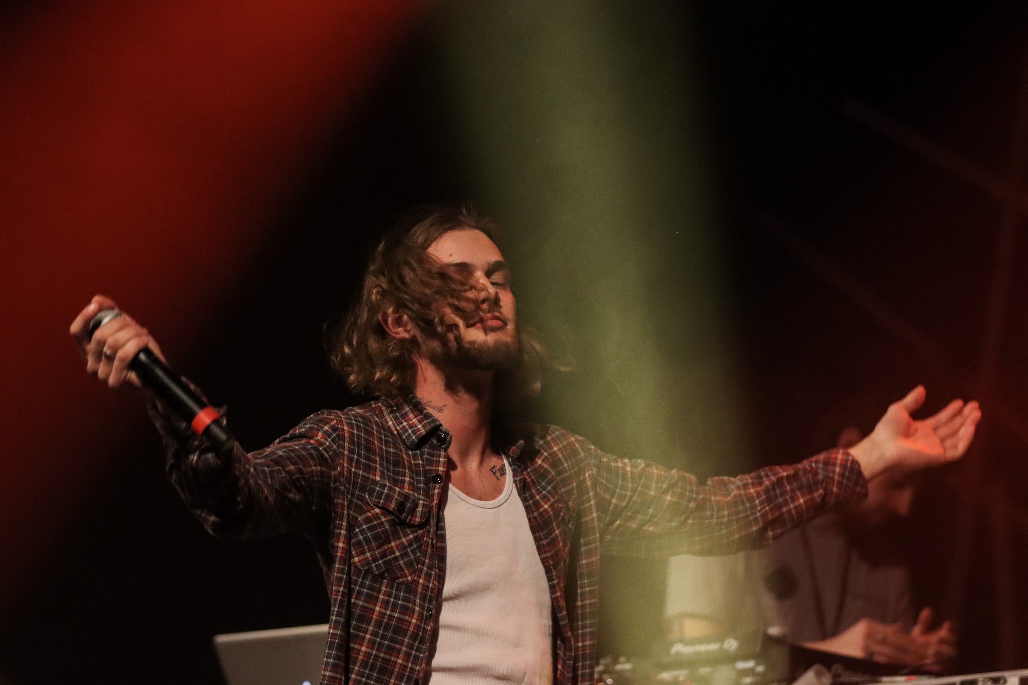 opened arms artist, red background