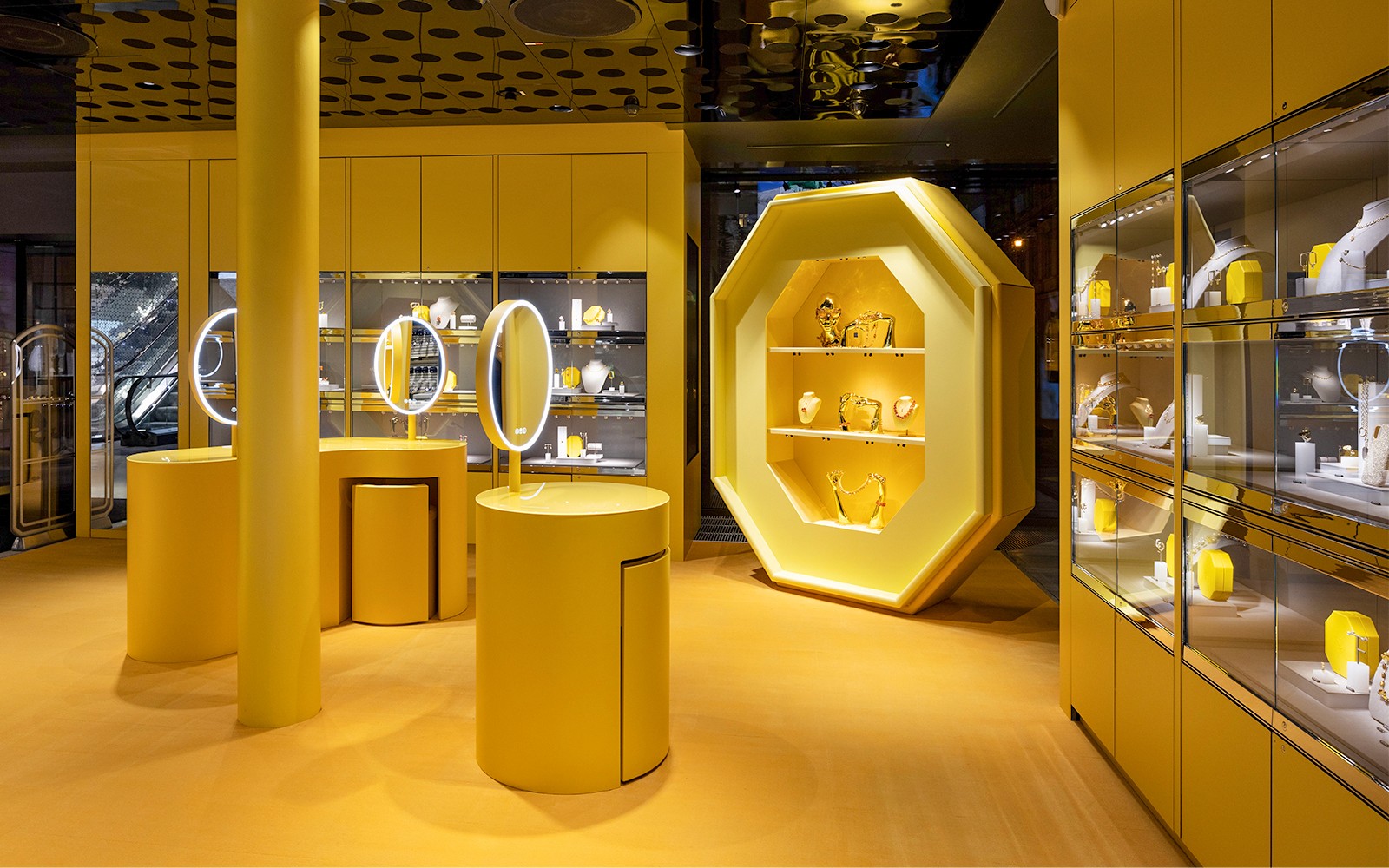 Das Swarovski House Interieur in Wien zeigt Schmuckauslagen und beleuchtete Spiegel.
