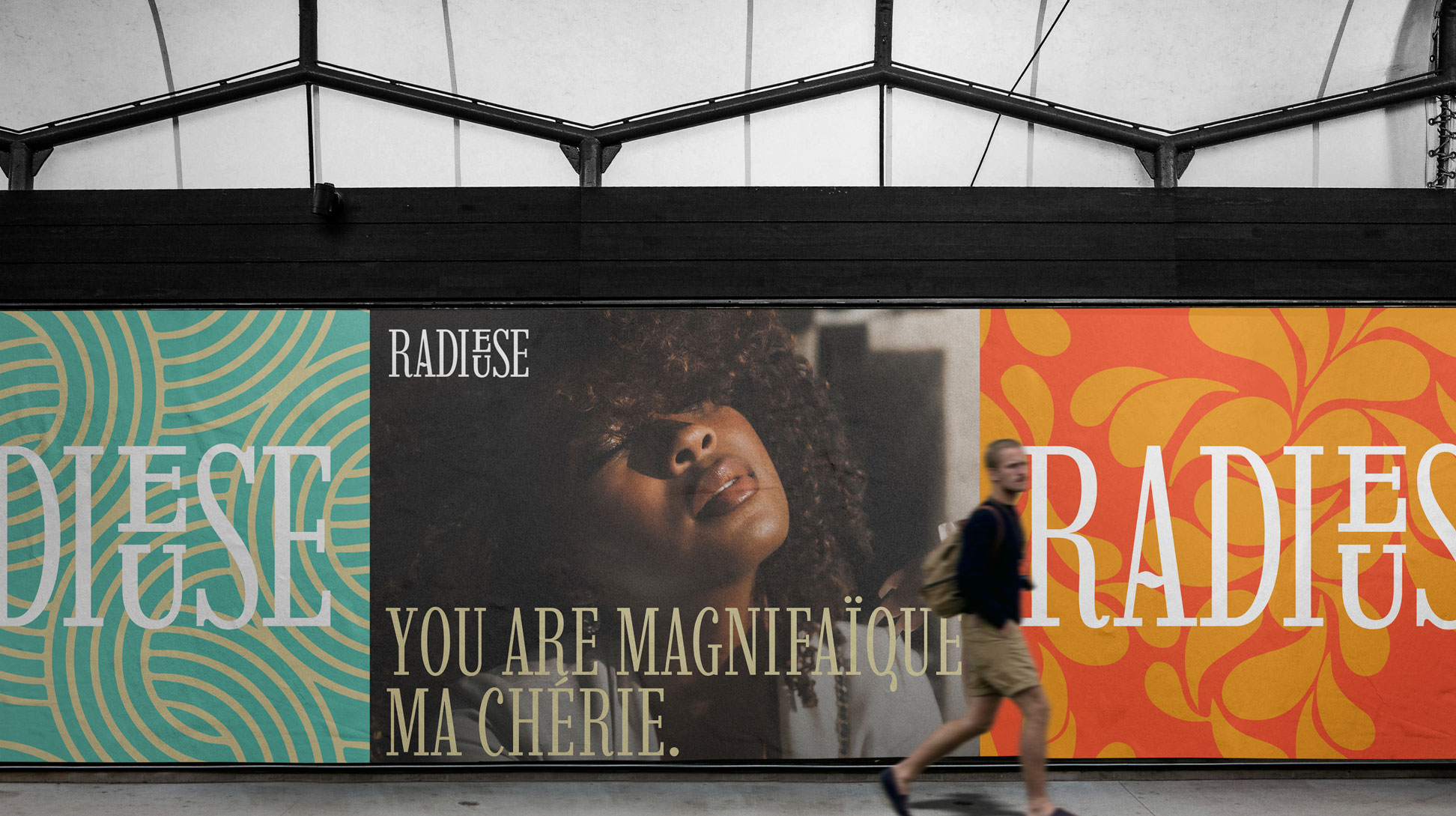 Affiches publicitaires Radieuse dans le métro.