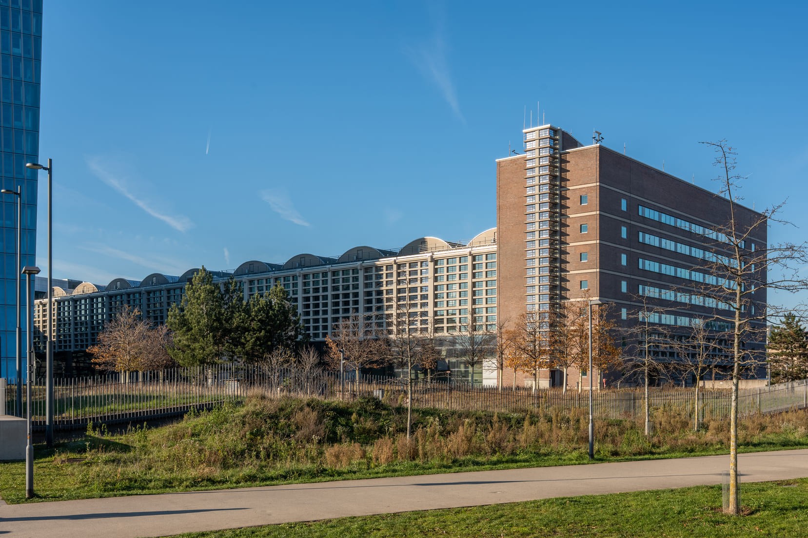 Modernes Verwaltungsgebäude mit mehrstöckiger Fassade von Edel & Felsen
