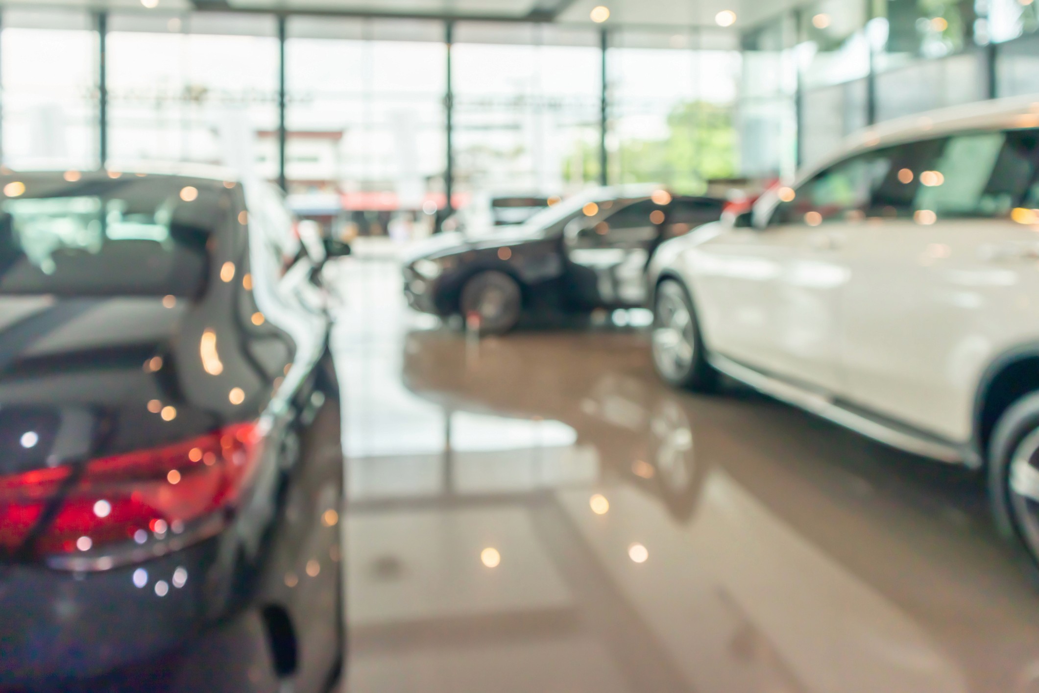 Autos, die im Autohaus stehen
