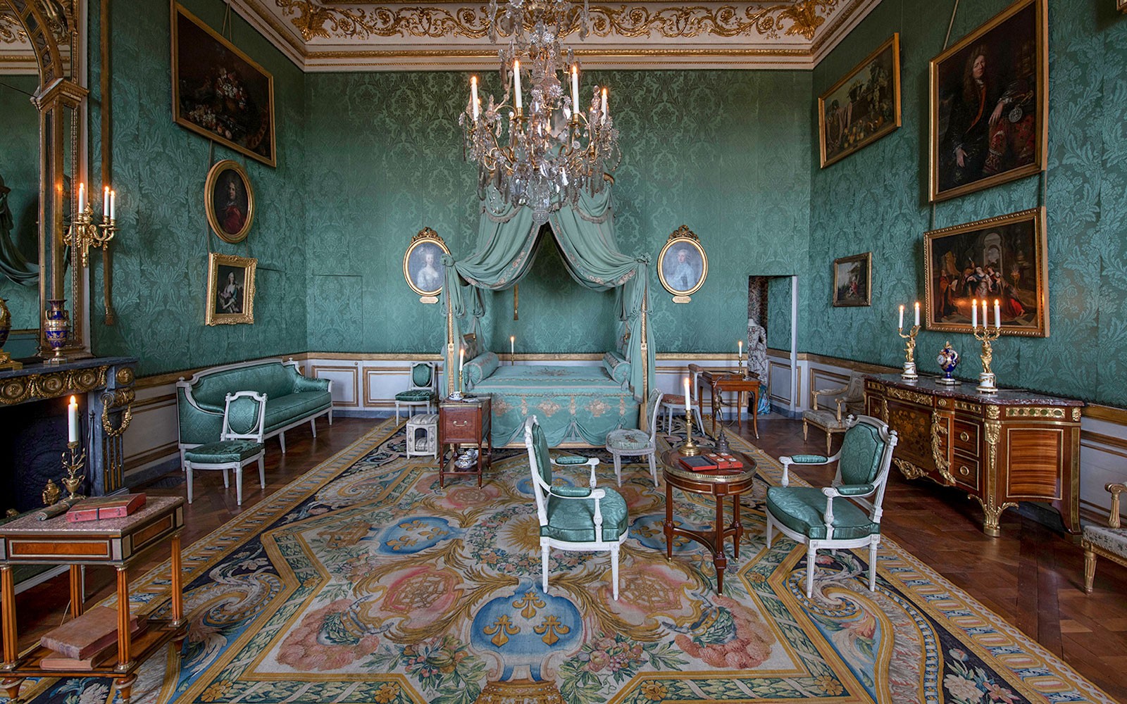 Quarto opulento do Hôtel de la Marine com decoração em verde, lustre e mobília antiga.
