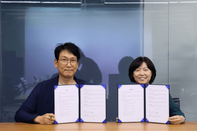 원이 리걸테크 기업 A2D2와 법률 서비스 혁신을 위한 MOU를 체결했다. (왼쪽부터)김윤우 A2D2 대표이사, 이유정 원 대표변호사 [사진=법무법인 원]