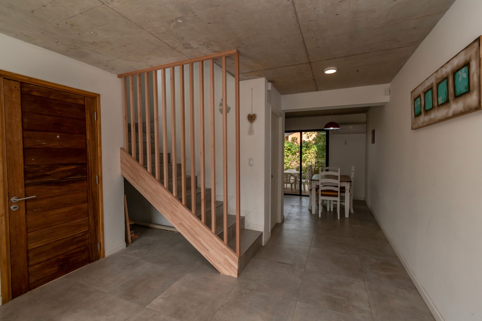 Escalera de Casa Gaviotas con diseño contemporáneo - escalera interior que conecta los niveles de la casa.