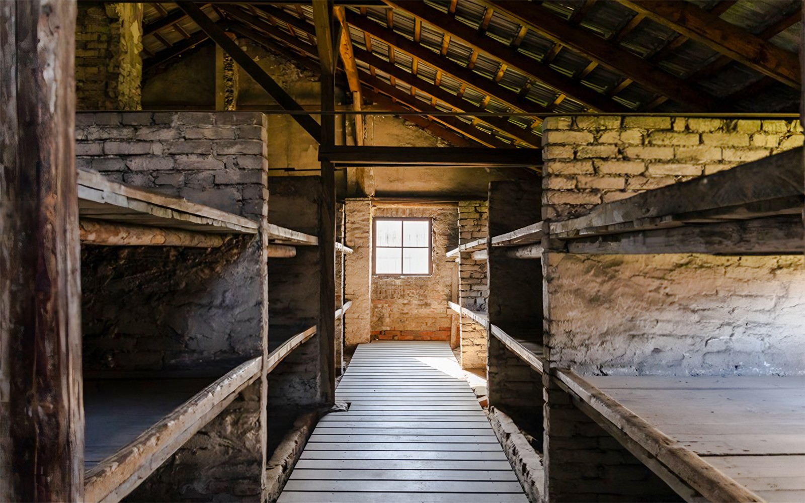 Innri rými Auschwitz-Birkenau I barátta með tréröku og múrveggjum.