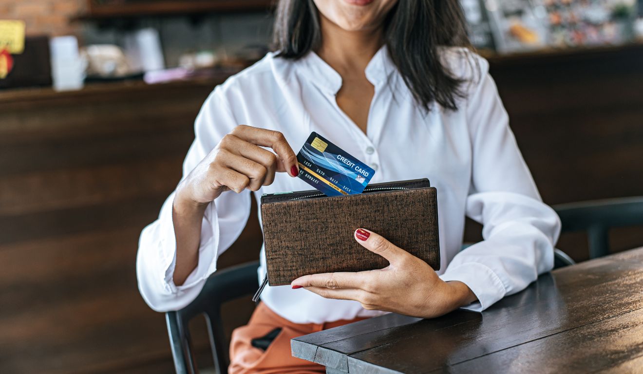 Imagem mostra mulher pagando com cartão de crédito