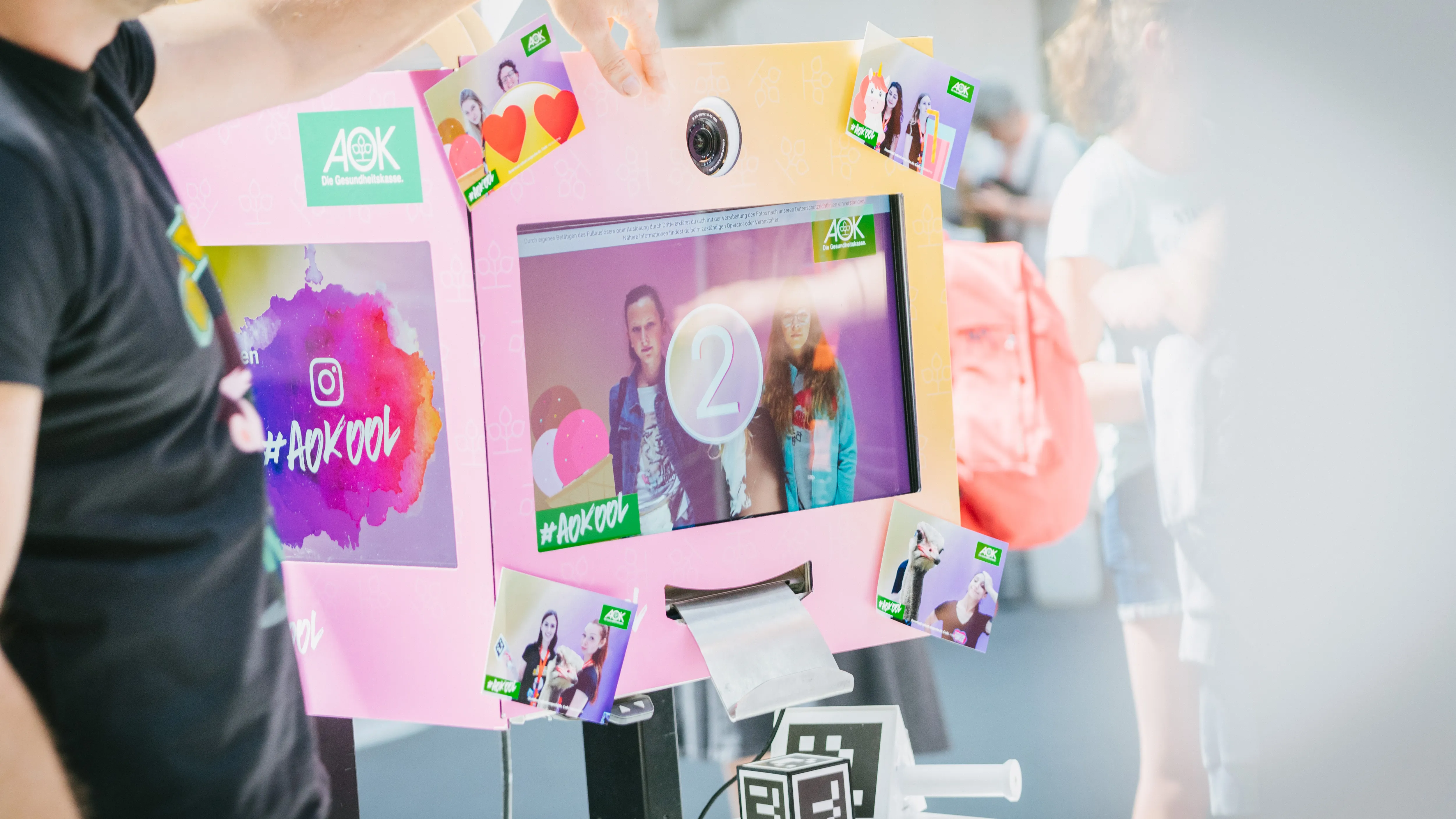 AOK gebrandete SnapCube Fotobox mit Countdown und Live-Vorschau während eines Events