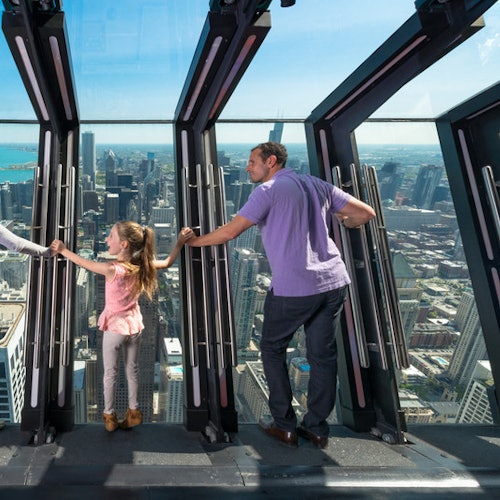 在360芝加哥观景台体验倾斜功能的家庭活动