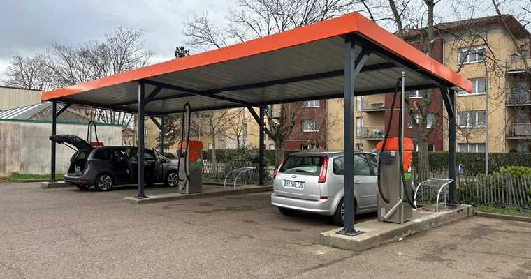 Auvent avec structure métallique et couverture en bac acier
