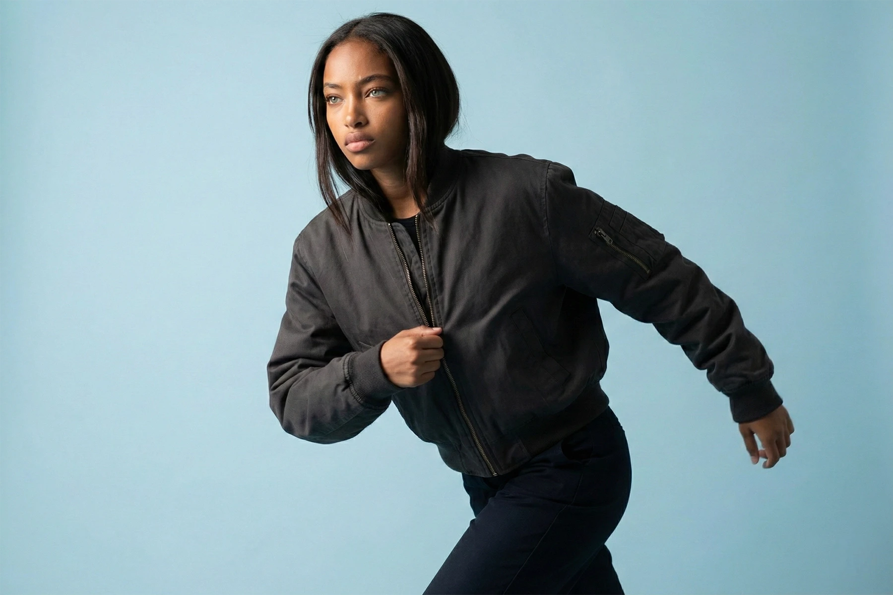 Symbolbild für technisches SEO: Eine Frau in Bewegung steht für Performance-Optimierung, schnelle Ladezeiten und das Lösen technischer SEO-Bremsen.