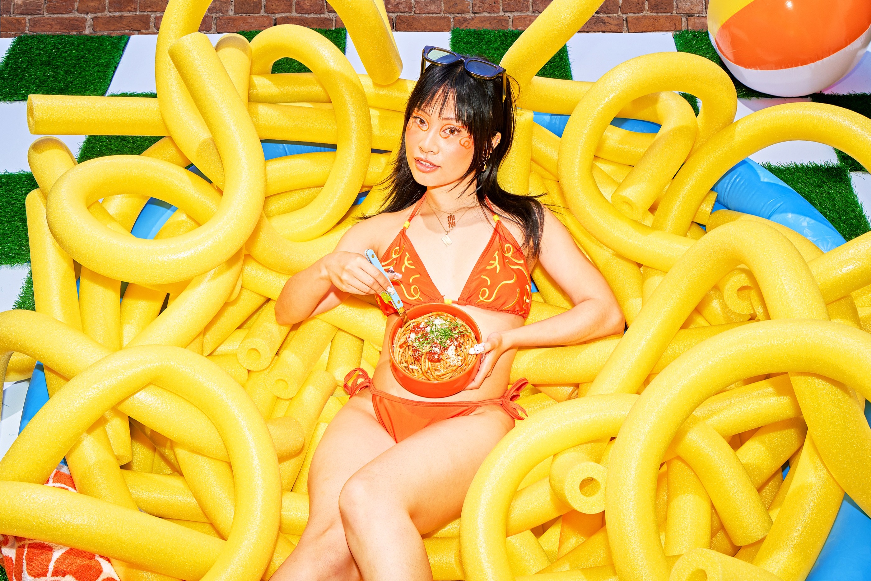 Yu Ling Wu holding a bowl of bucatini on the Banza Bucakini set