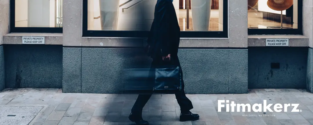 Homme marche rapide pour rester actif au bureau