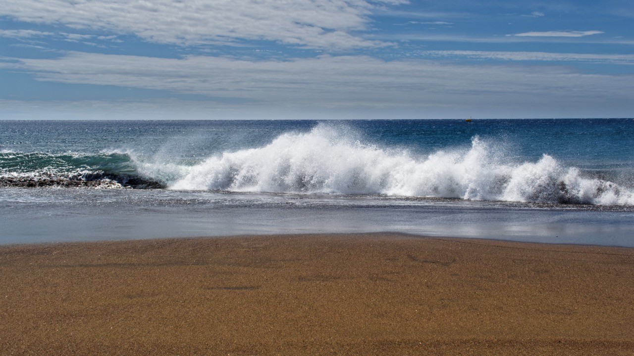 Welle am Strand von Teneriffa, wild und ungestüm