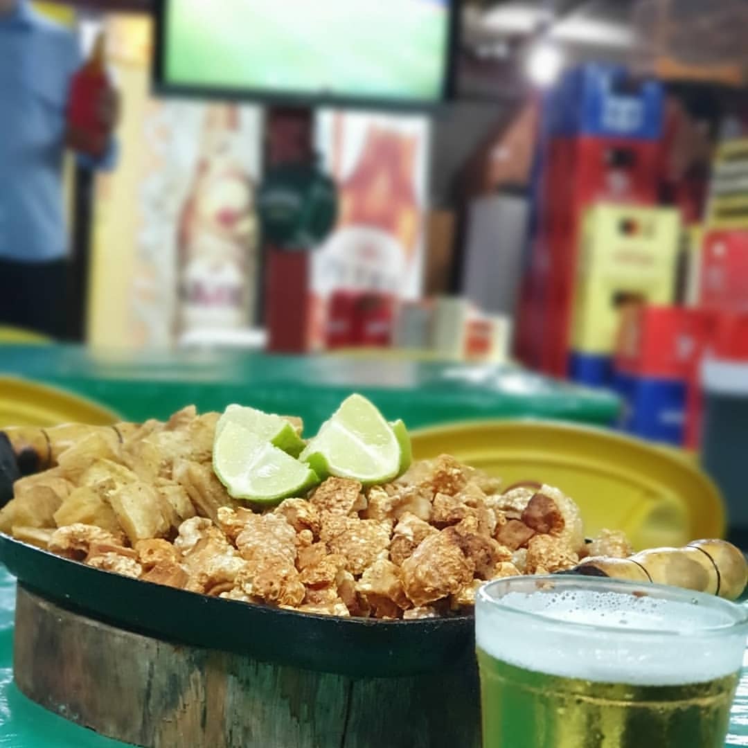 Petiscos de qualidade acompanhados de cerveja gelada em um ambiente descontraído na Lanchonete de Atlântica Ville, Jardim Camburi, ideal para momentos de lazer