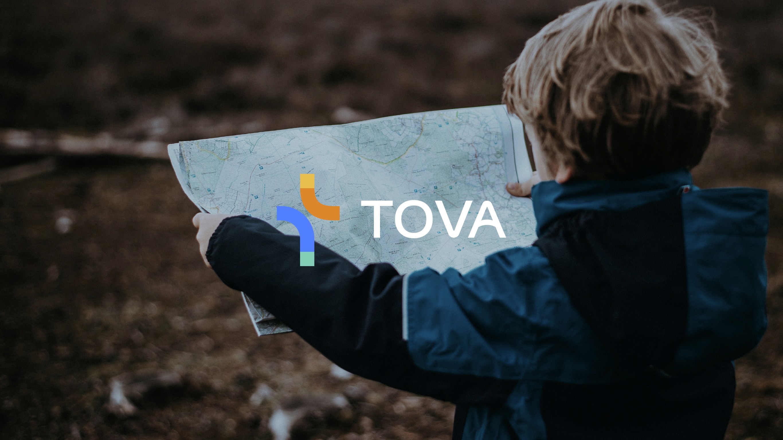 托瓦的品牌識別 logo 設計,圖片是孩童在探索