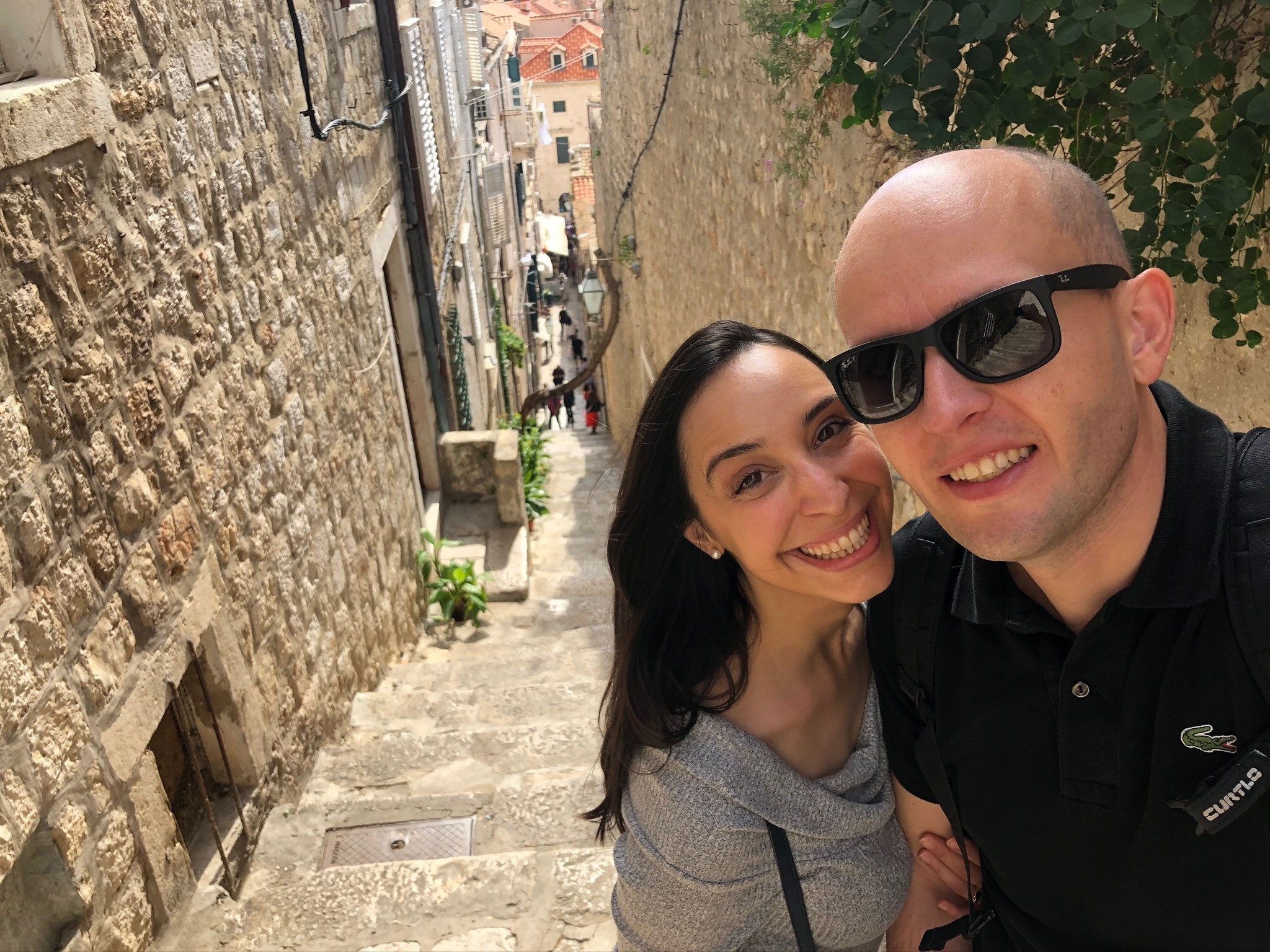 Casal sorrindo enquanto tira uma selfie durante uma viagem, representando momentos que podem ser vividos com o uso inteligente de pontos e milhas.