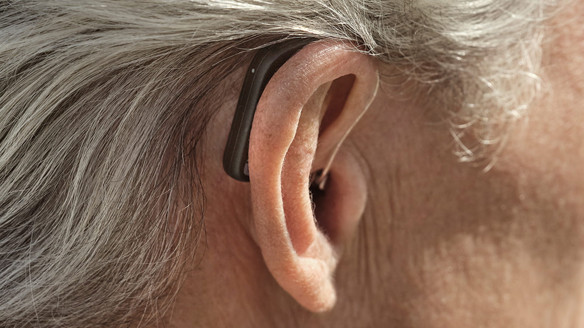 Le prix d'un appareil auditif varie selon le modèle, la classe et votre couverture santé. Avec le 100 % Santé, certains appareils sont intégralement remboursés. Voici le détail des prix et remboursements en 2026.
