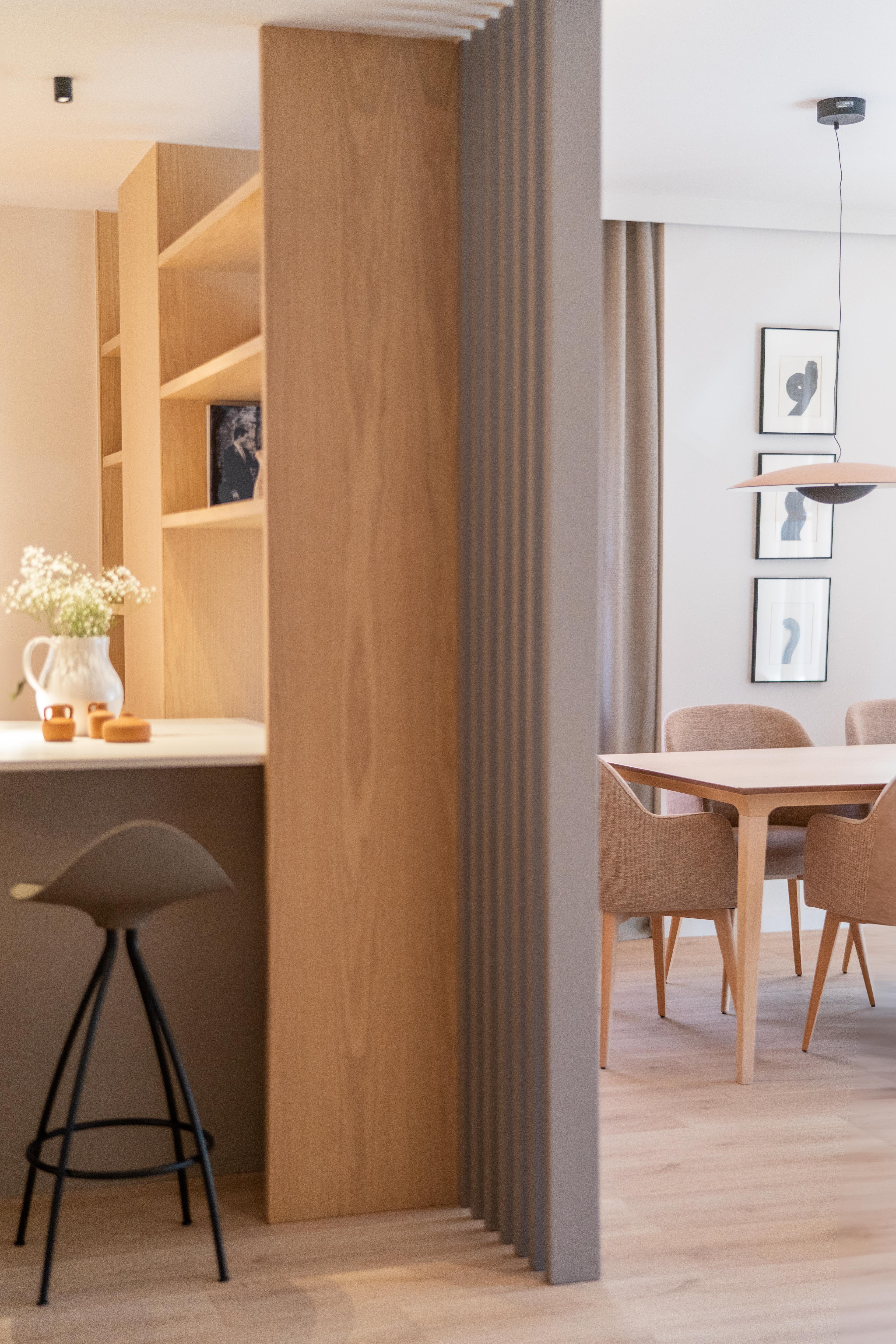 Zona moderna de salón y comedor con separadores de listones de madera