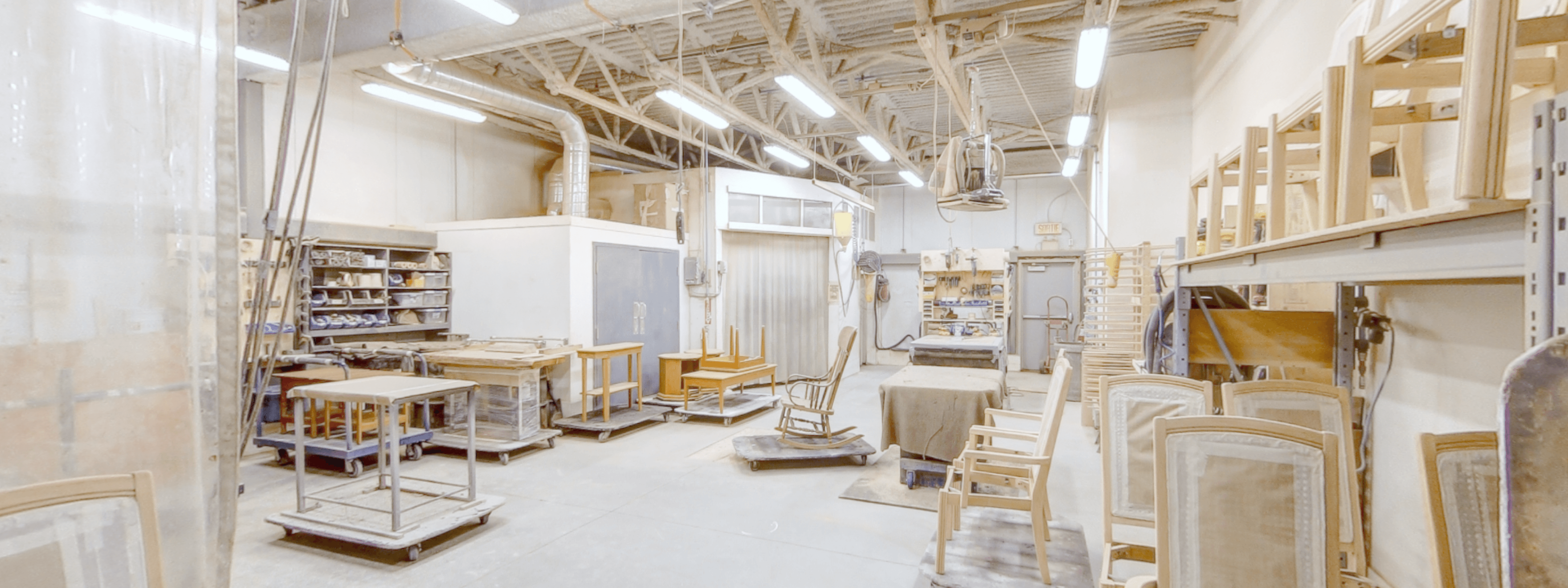 Intérieur de l'atelier de Le Décapeur A.C., vue panoramique.