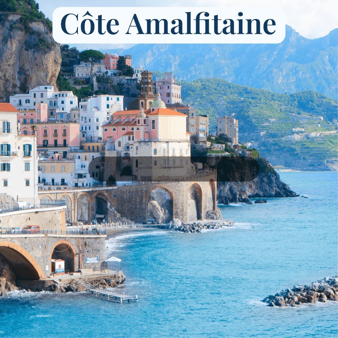 Village côtier de la Côte Amalfitaine, entre falaises et mer bleue, destination idéale pour un reset mental
