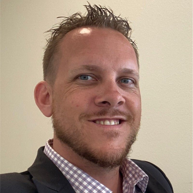 men's gray crew-neck shirt