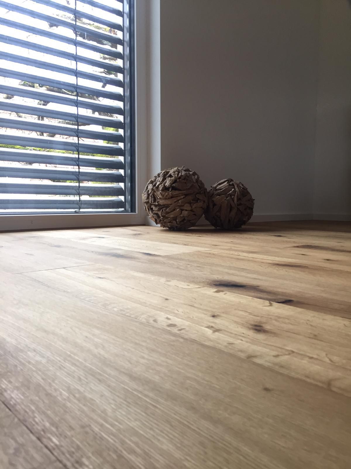 Büro mit grau brauen Laminatboden