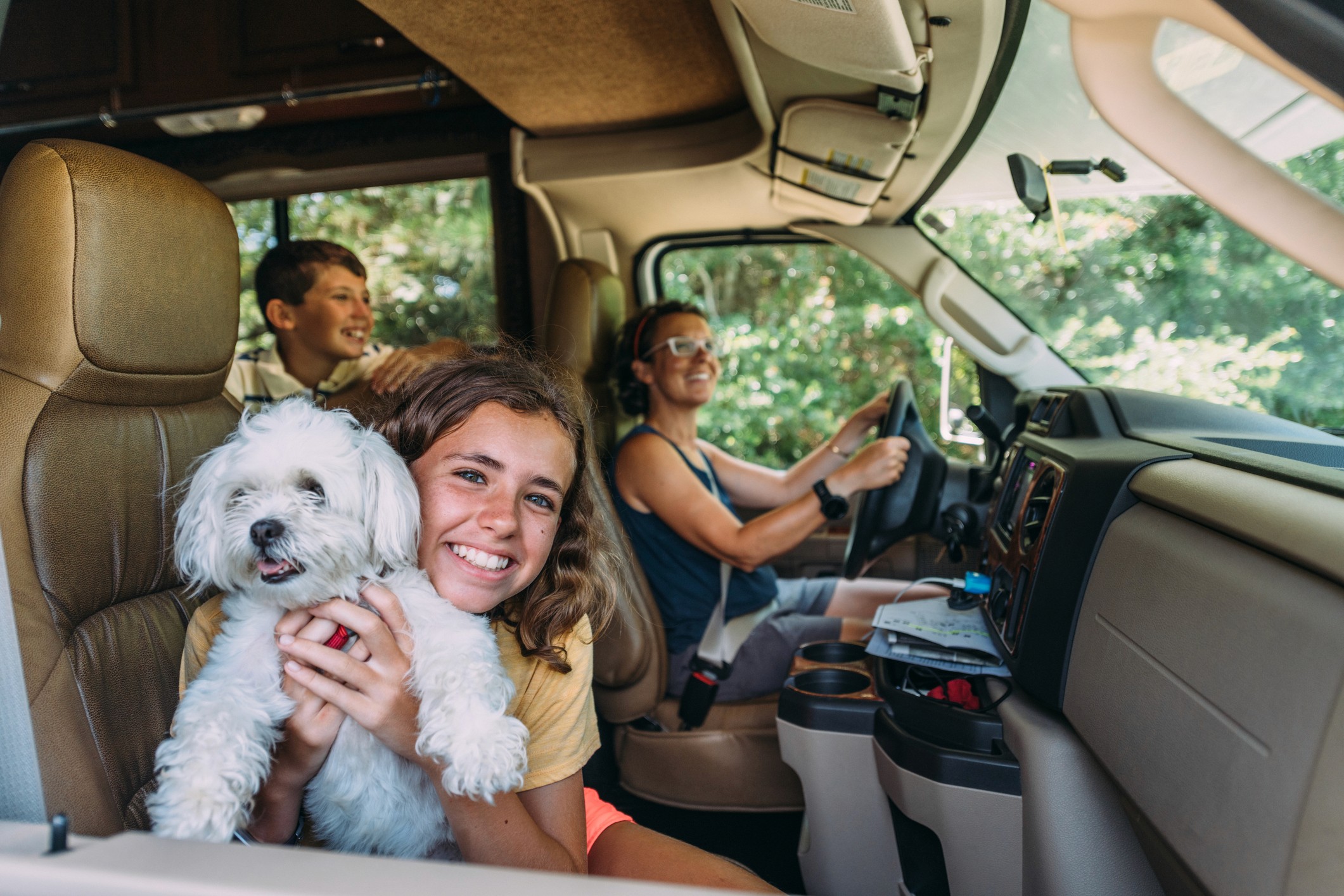 Glückliche Familie in geräumigen Wohnmobil