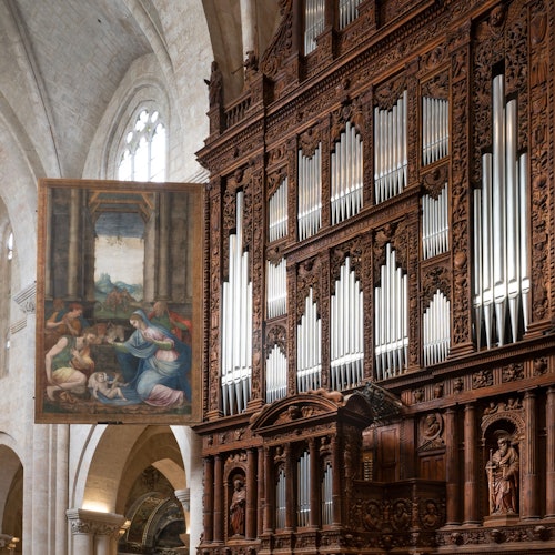 Renaissanceorgel. Byggd 1567 och restaurerad 2012, den behåller den skulpturala möbleringen och de två gångjärnsförsedda dörrarna.