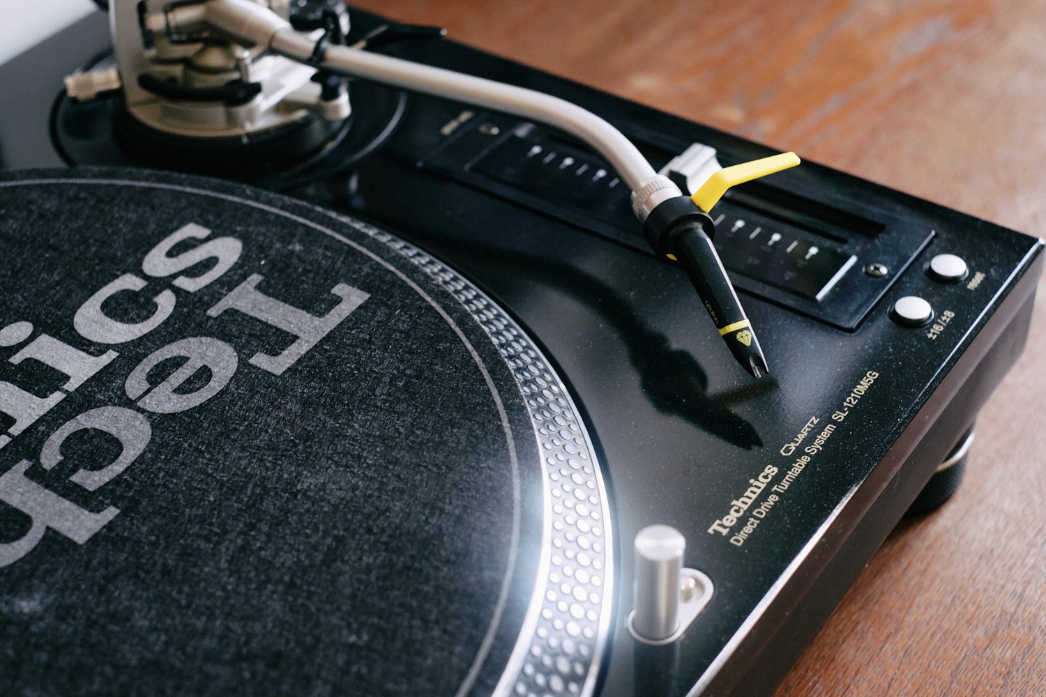 Der Technics SL-1210 M5G Plattenspieler – perfektes DJ-Equipment für professionelle und anspruchsvolle Anwendungen miete, nah Aufnahme.