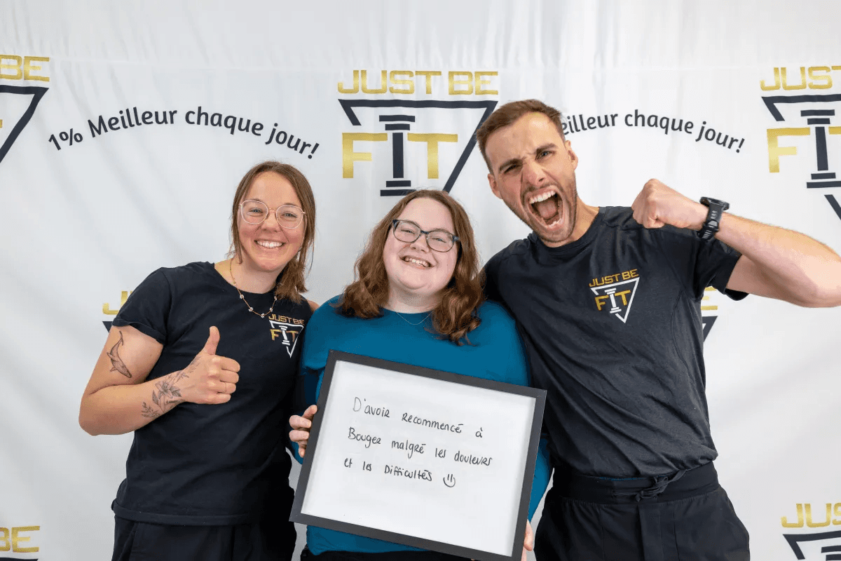 Participante de Just Be Fit célébrant son retour à l'activité physique malgré les défis et les douleurs passées.