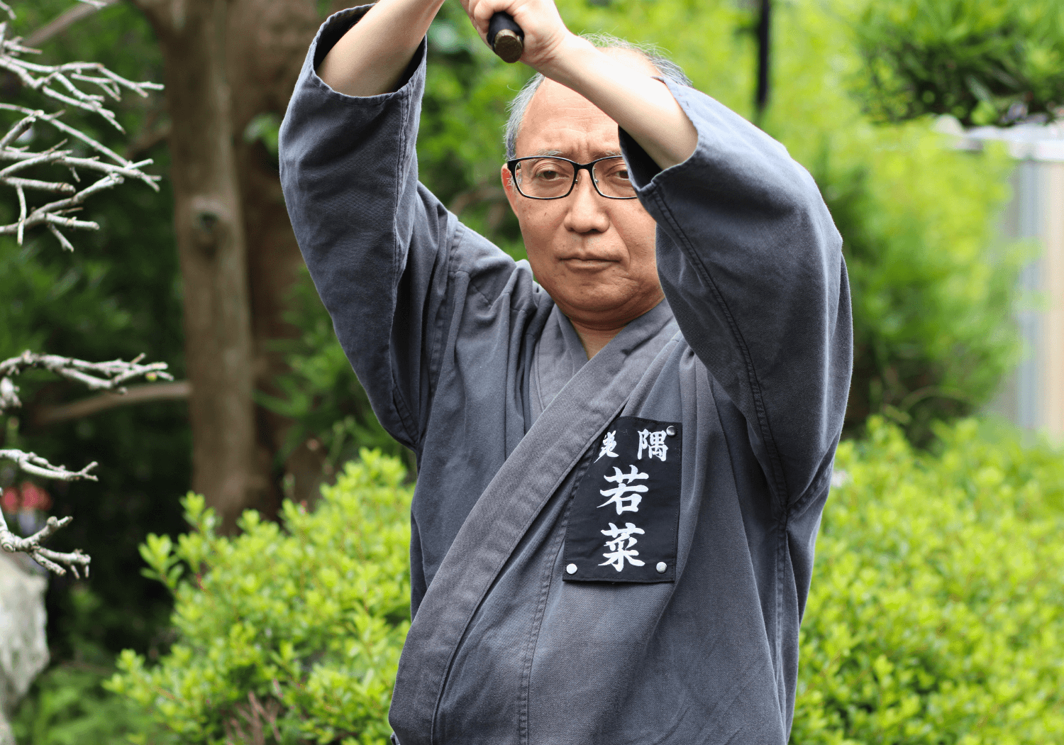 居合道の鍛錬を行う若菜康弘先生