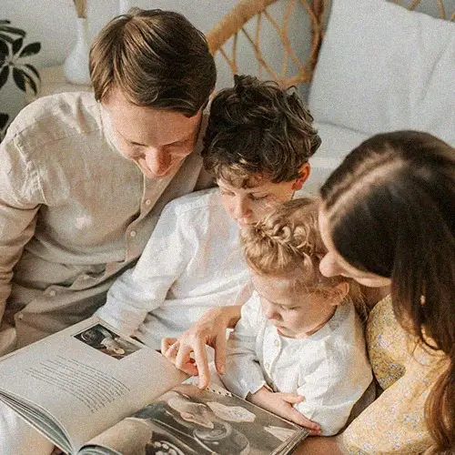 Familia joven leyendo juntos en casa