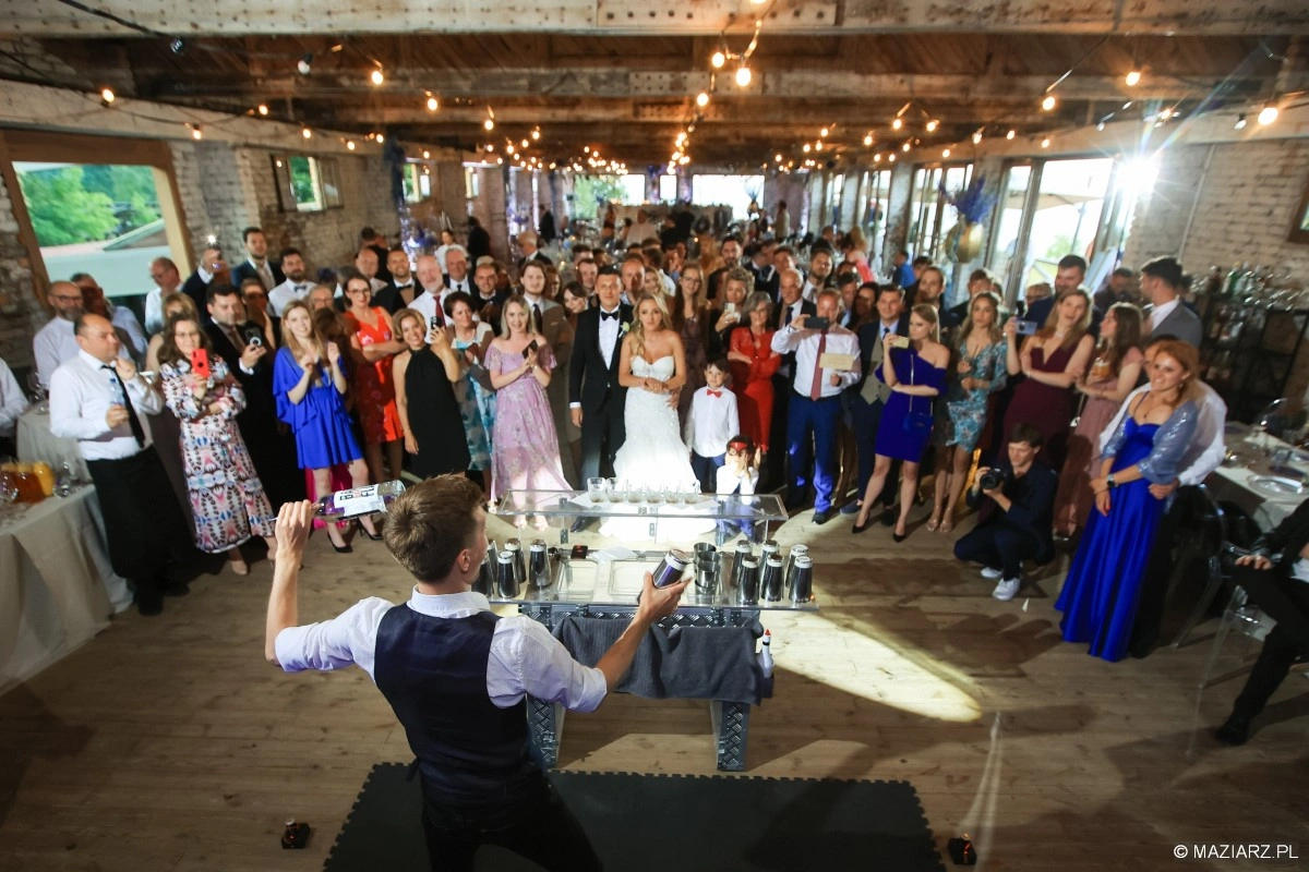 elegancki koktajl przygotowywany przez barmana na wesele przy pomocy sitka