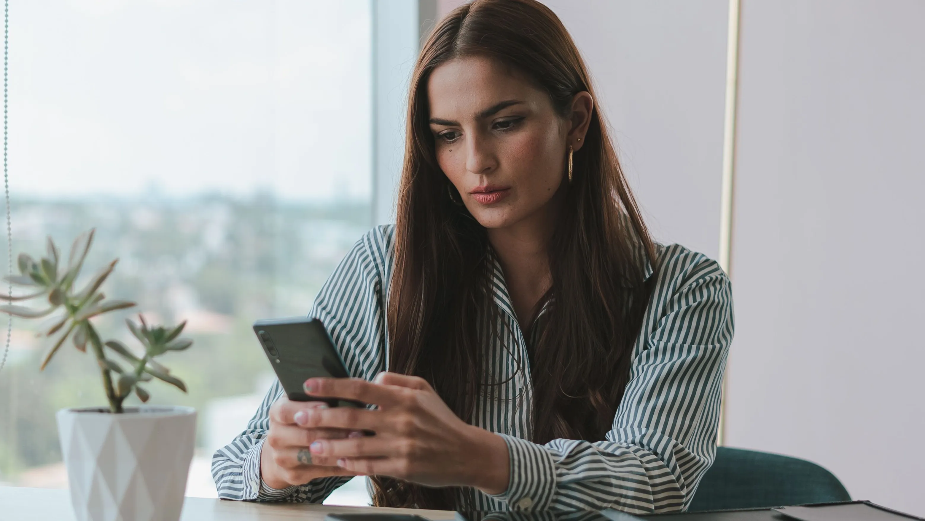 Mujer revisando su celular.