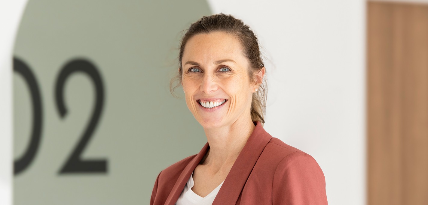 Photo portrait femme responsable pole financier — photographe corporate Lille Hauts de France | Anteale Yann Manac’h 2025