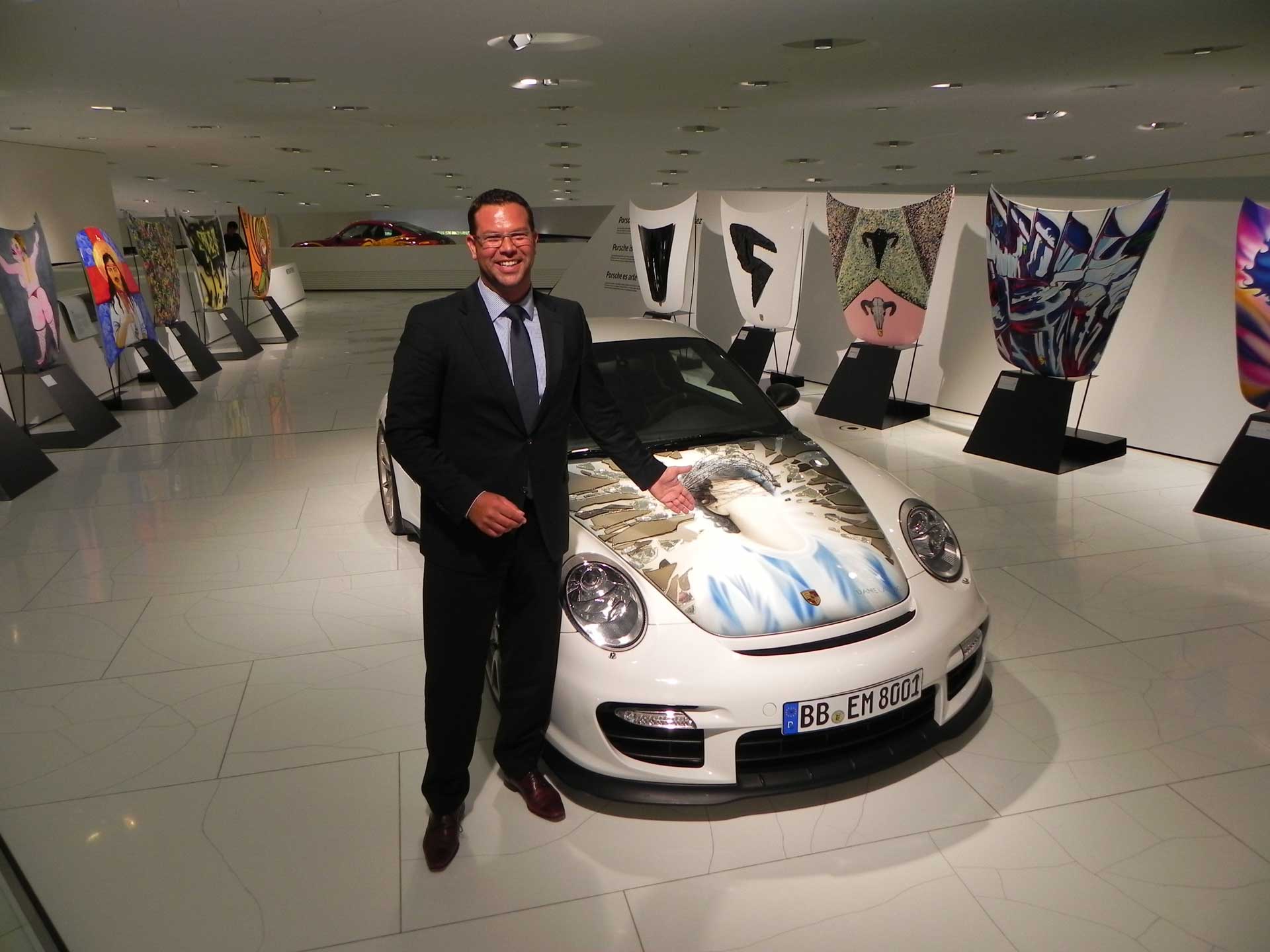 Obra de Daniela Boo elegida para estar sobre el Porsche en la 1era muestra de arte del Museo de Porsche en Stuttgart -Stuttgart Porsche Museum – Messi Maradona. Vidrios y espejos rotos y alambre de púas para retratar al idolo del football Argentino.