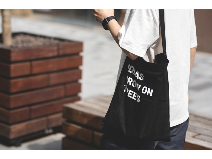 黑色帆布包背影