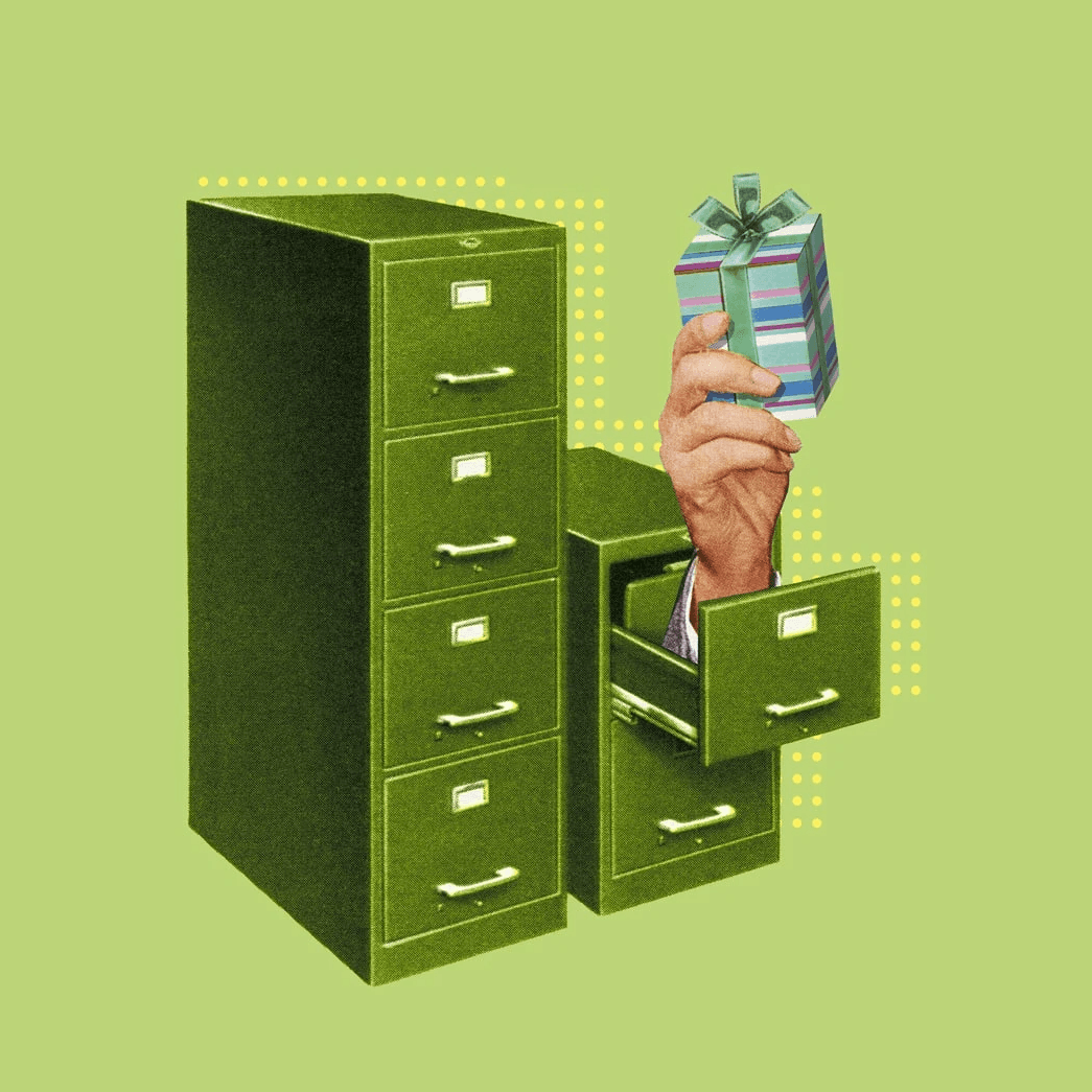 Archivo verde con mano sosteniendo un regalo, creatividad oficina.