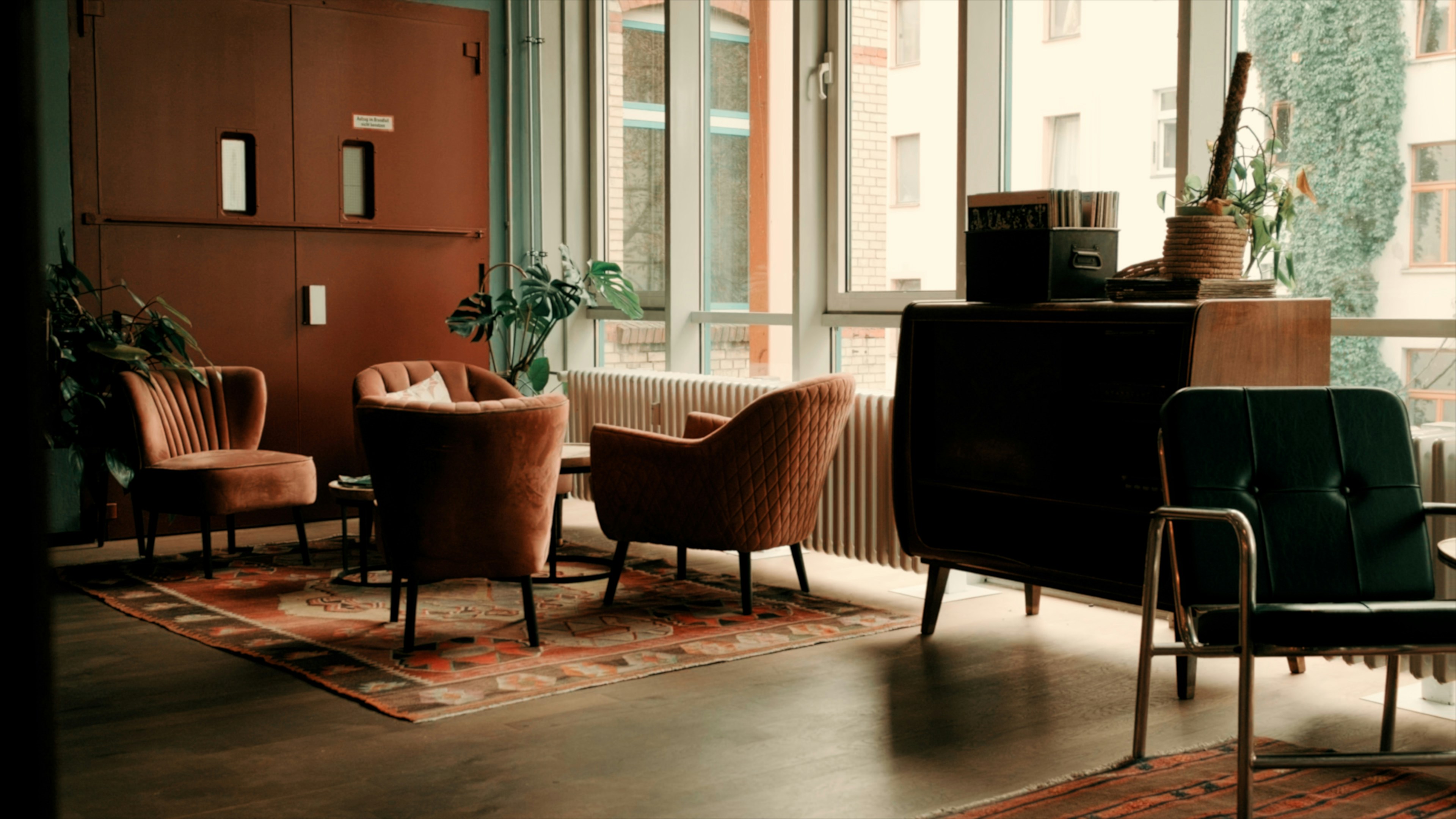 empty gray airport seats during daytime