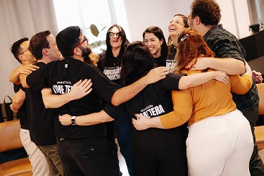 Pessoas se abraçando em um MBA da Tera