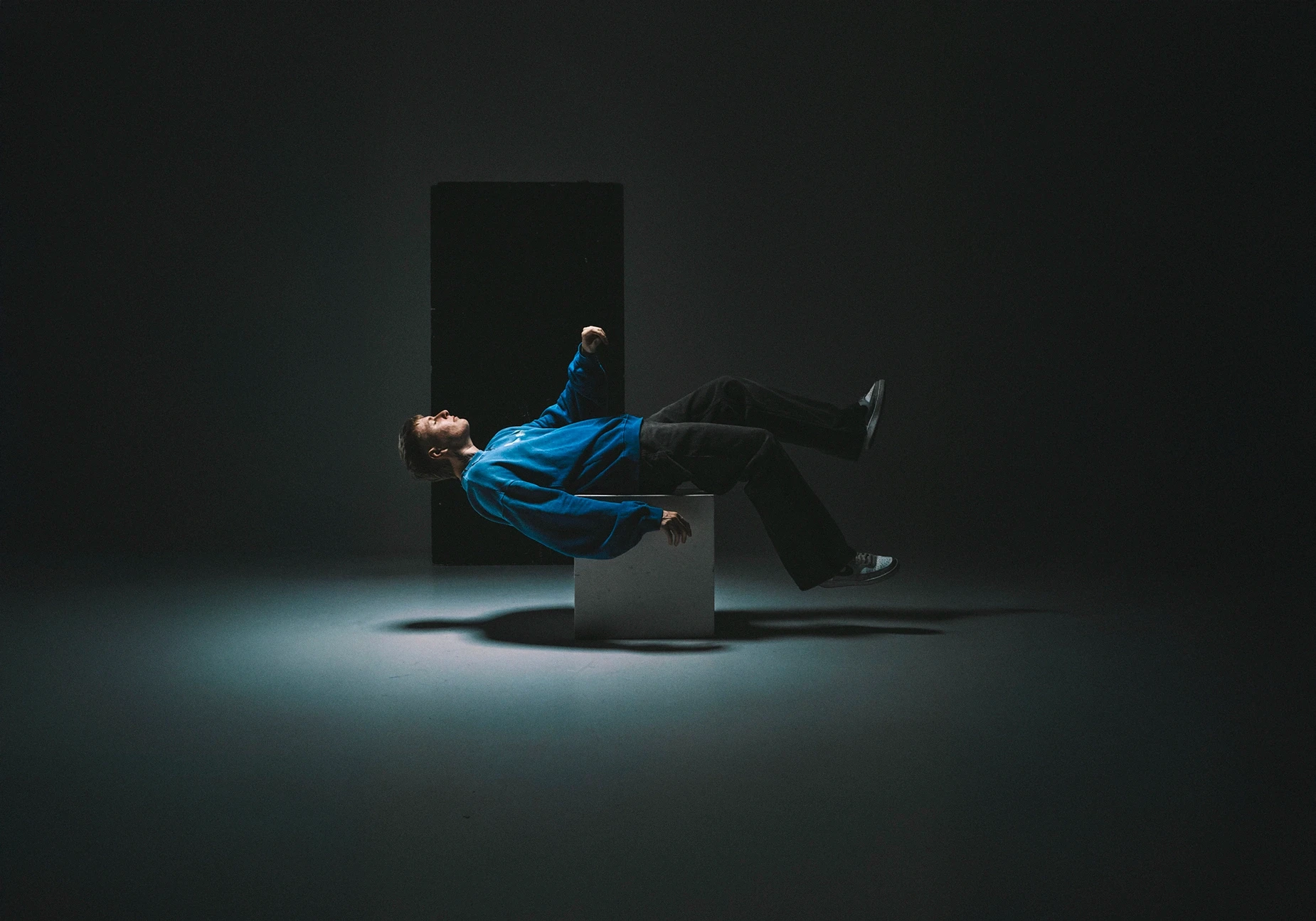Felix DJ Portrait Fotostudio Erfurt - Mystische Pressebilder mit Top-Down Licht in 6x7m Hohlkehle