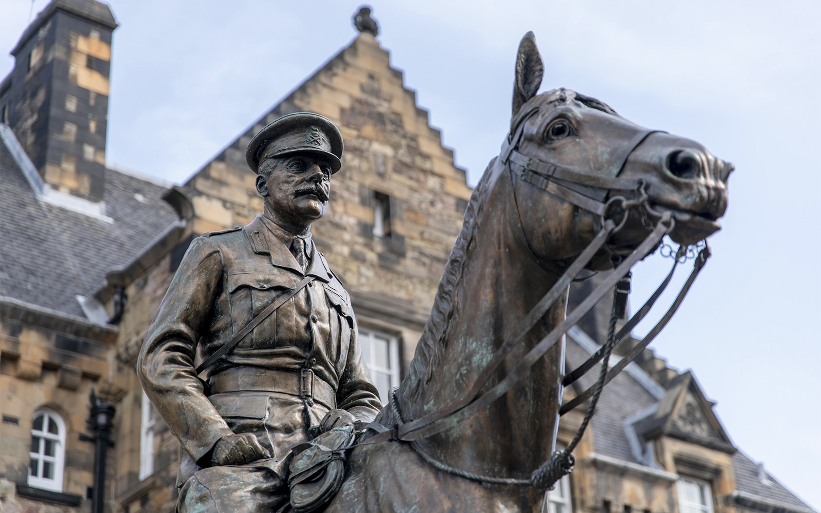 Estátua de Earl Haig em frente à entrada do Castelo de Edimburgo, Escócia.