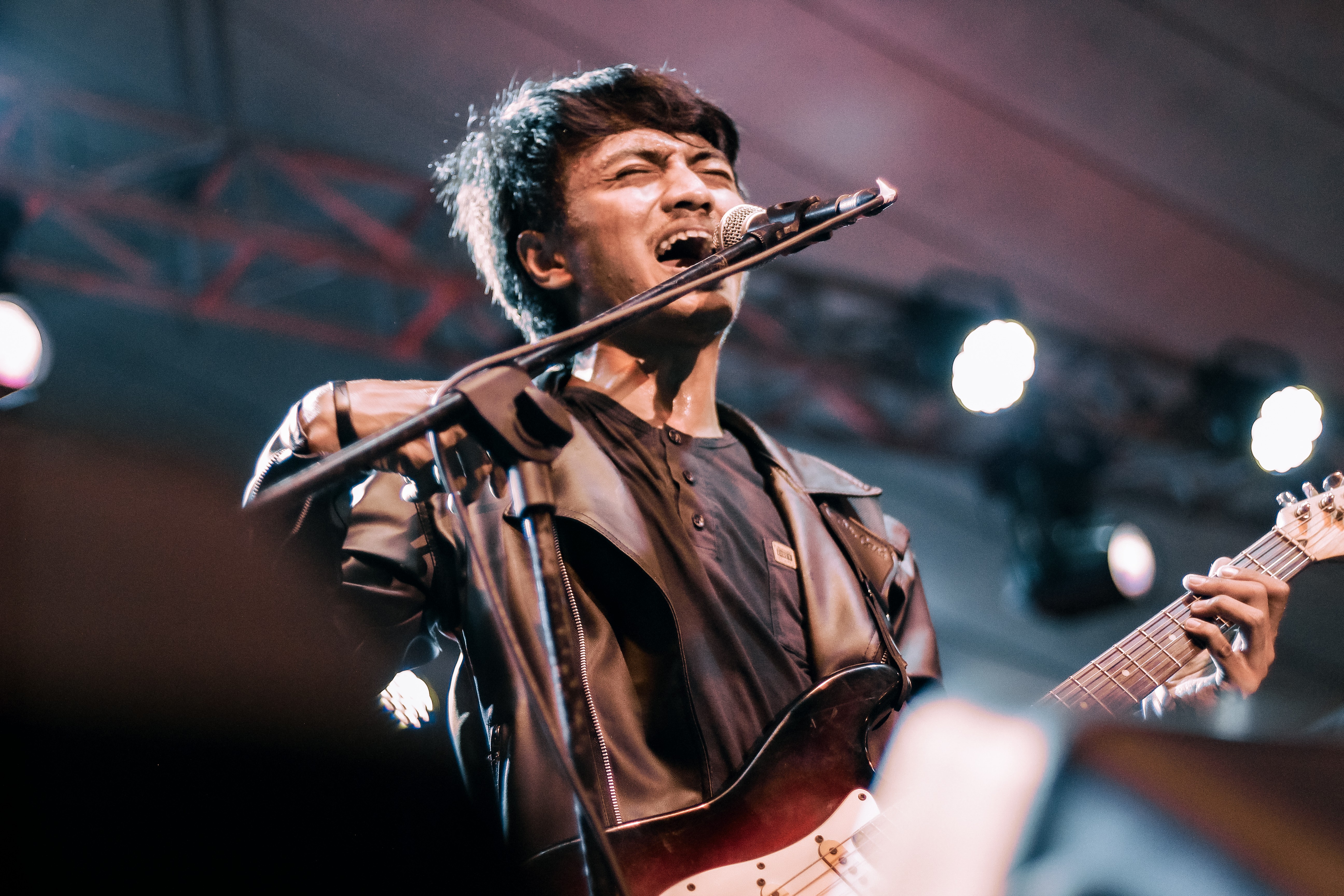 Guitarist of The Dexter, Perform at Aves Surabaya