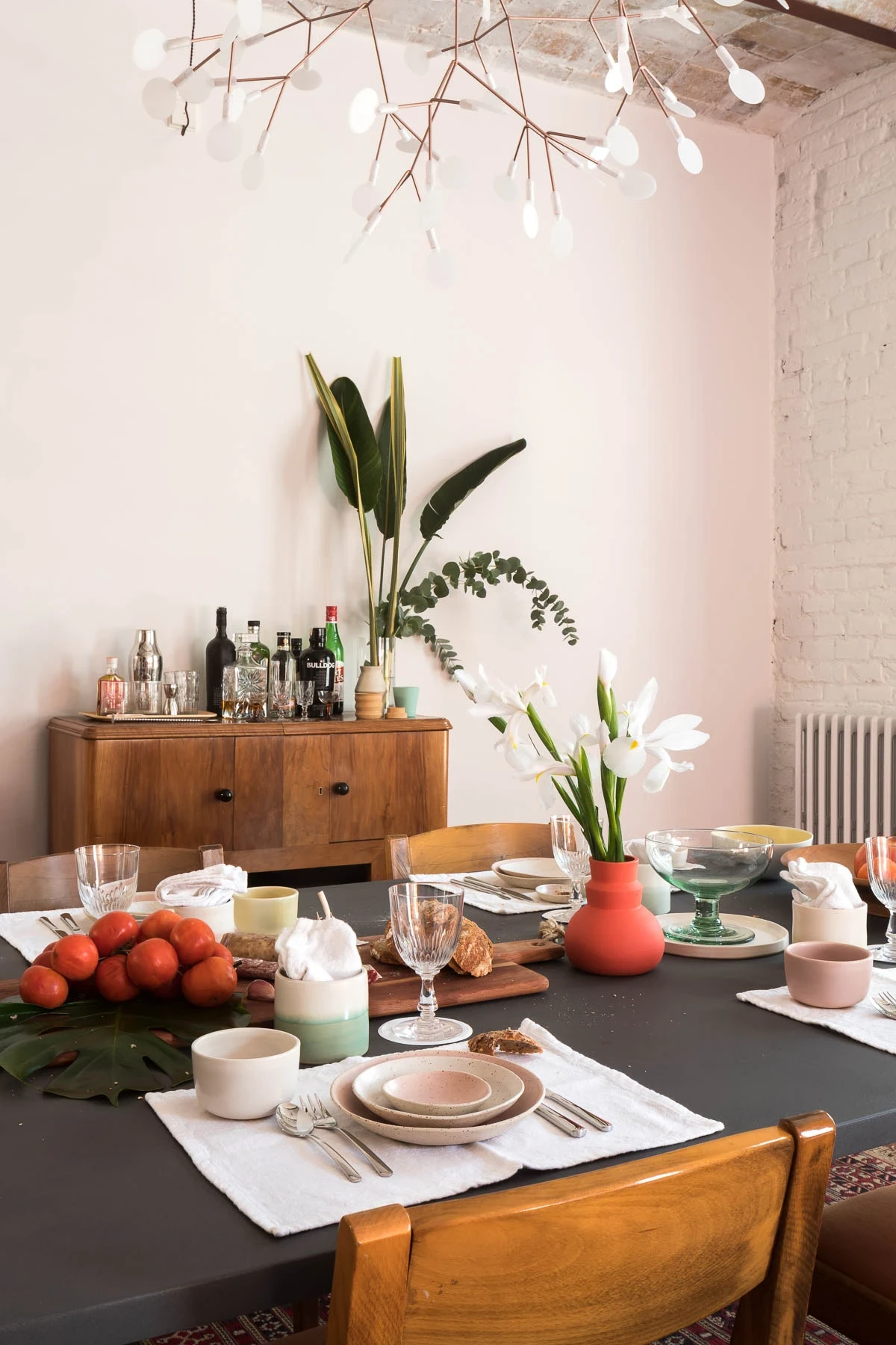 Table dressée, mobilier design, art de vivre, architecture d'intérieur