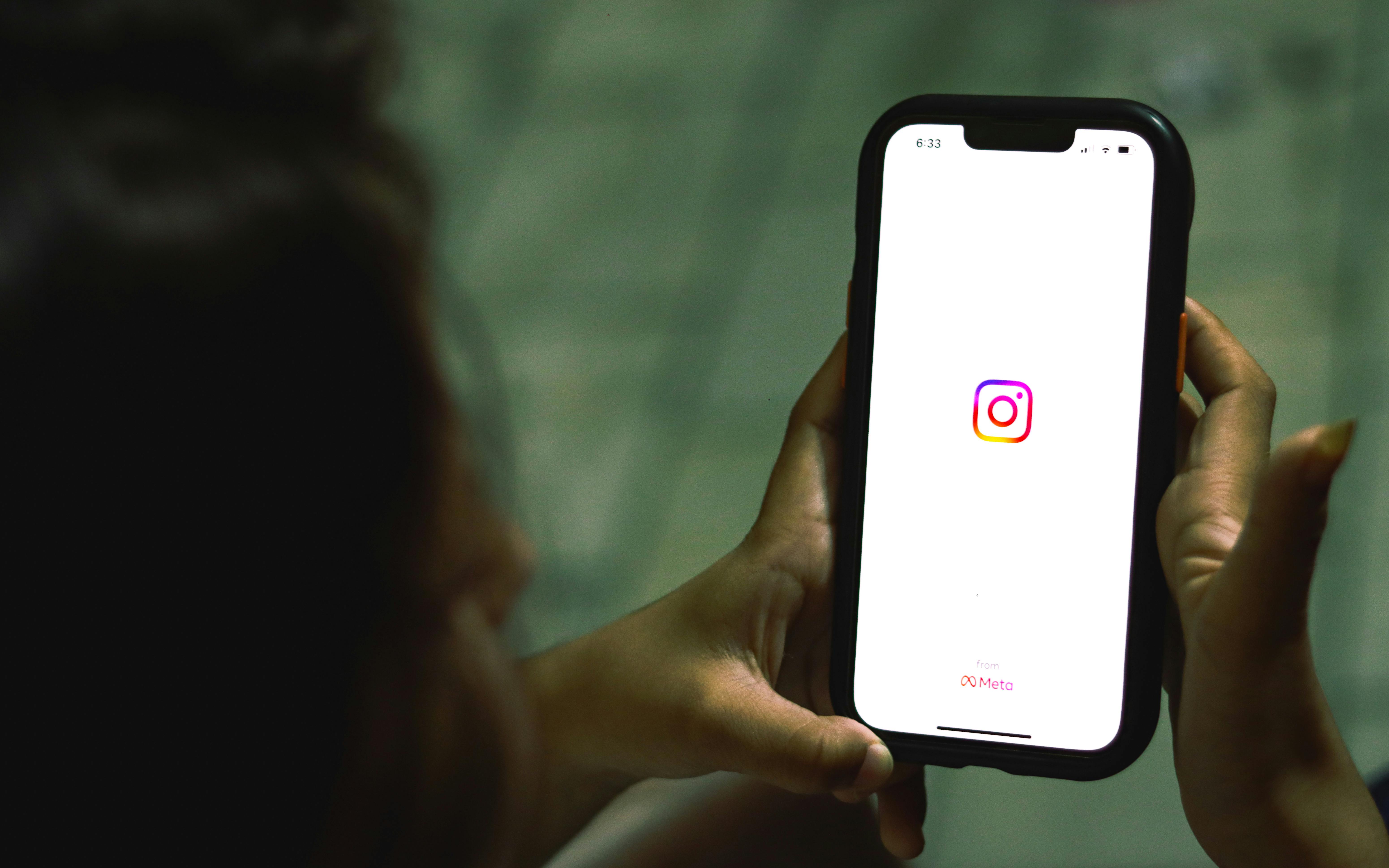 close-up-of-a-woman-holding-a-smartphone-displaying-the-instagram-app-indoors. - sanket-mishra (pexels)