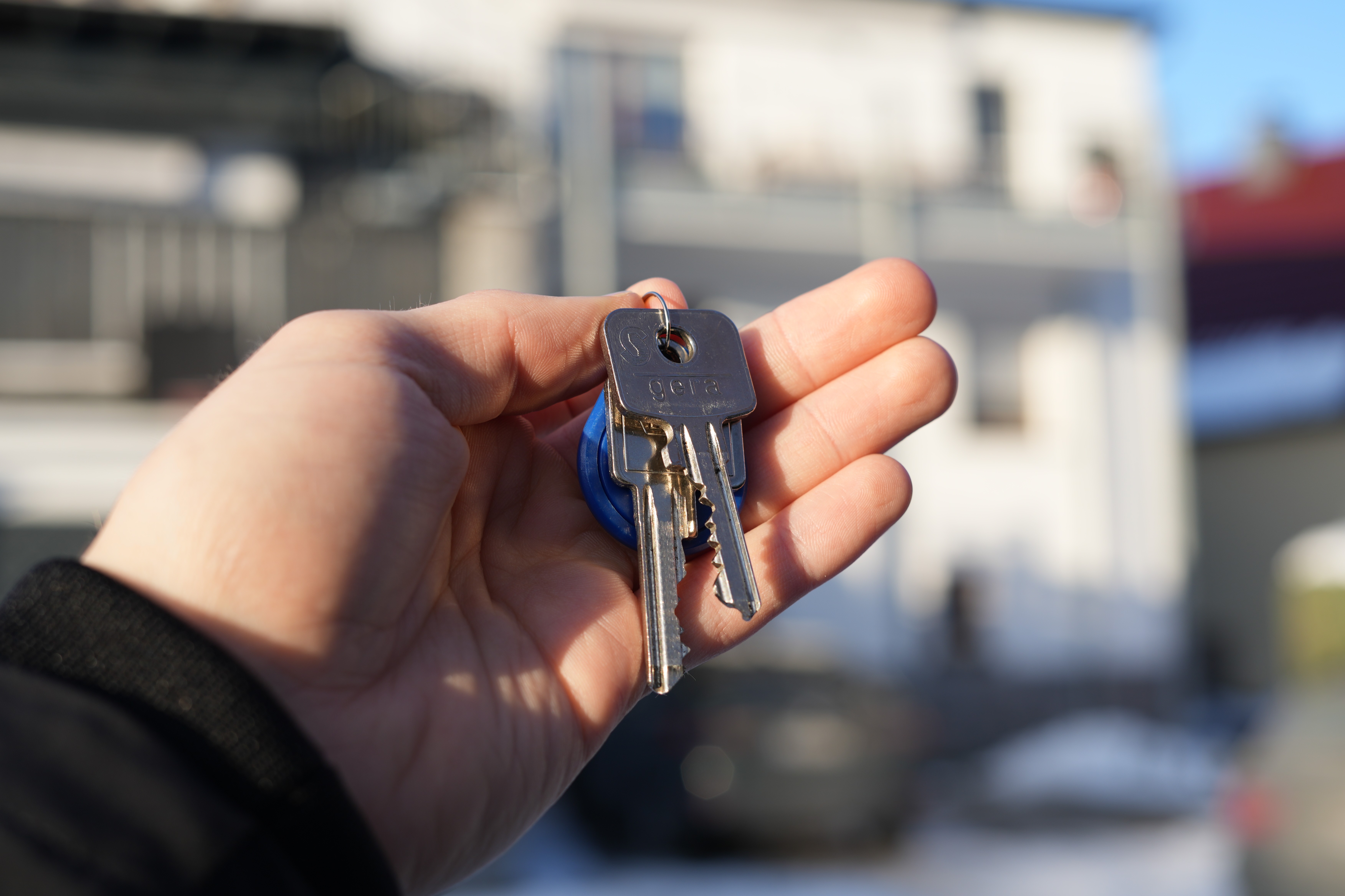 Glücklicher Mann am Handy