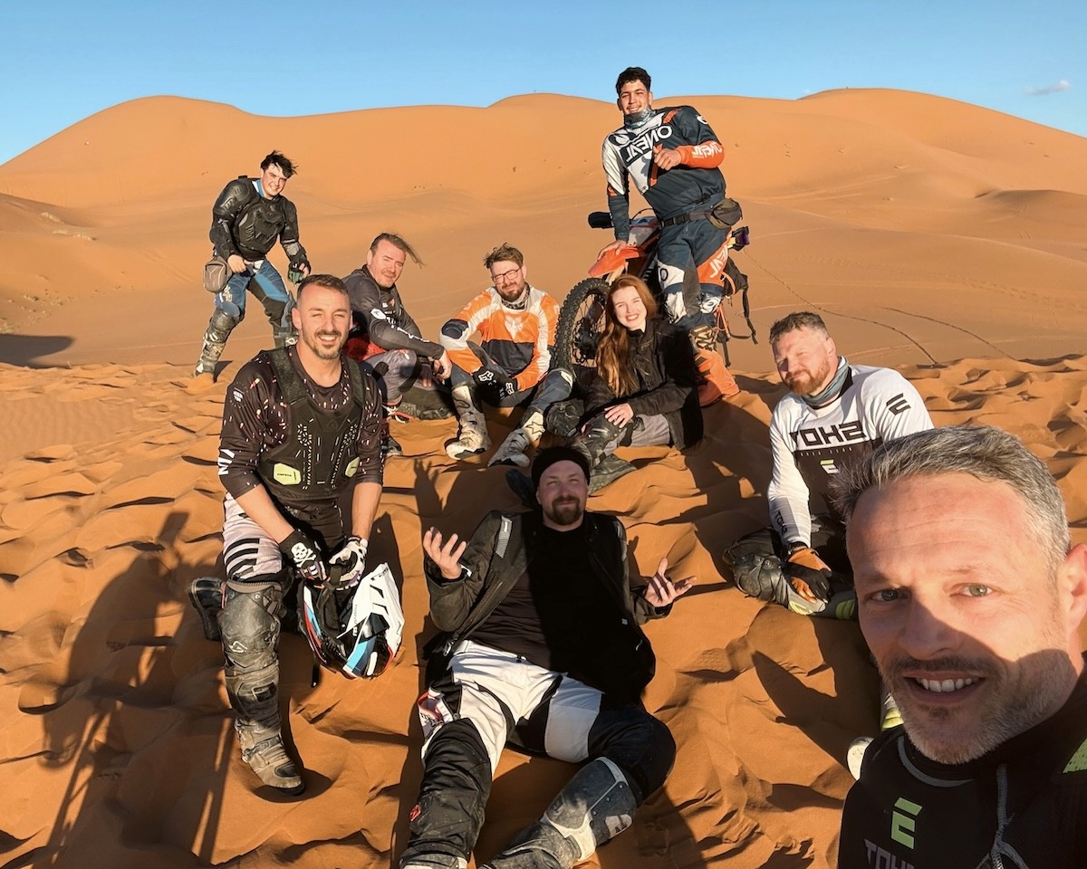 Ты парнями на вилле в испании катаешь на эндуро по горам