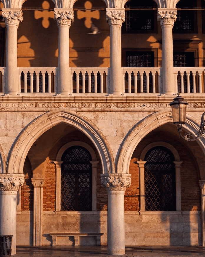 Аркады фасада Дворца дожей в Венеции с готическими колоннами