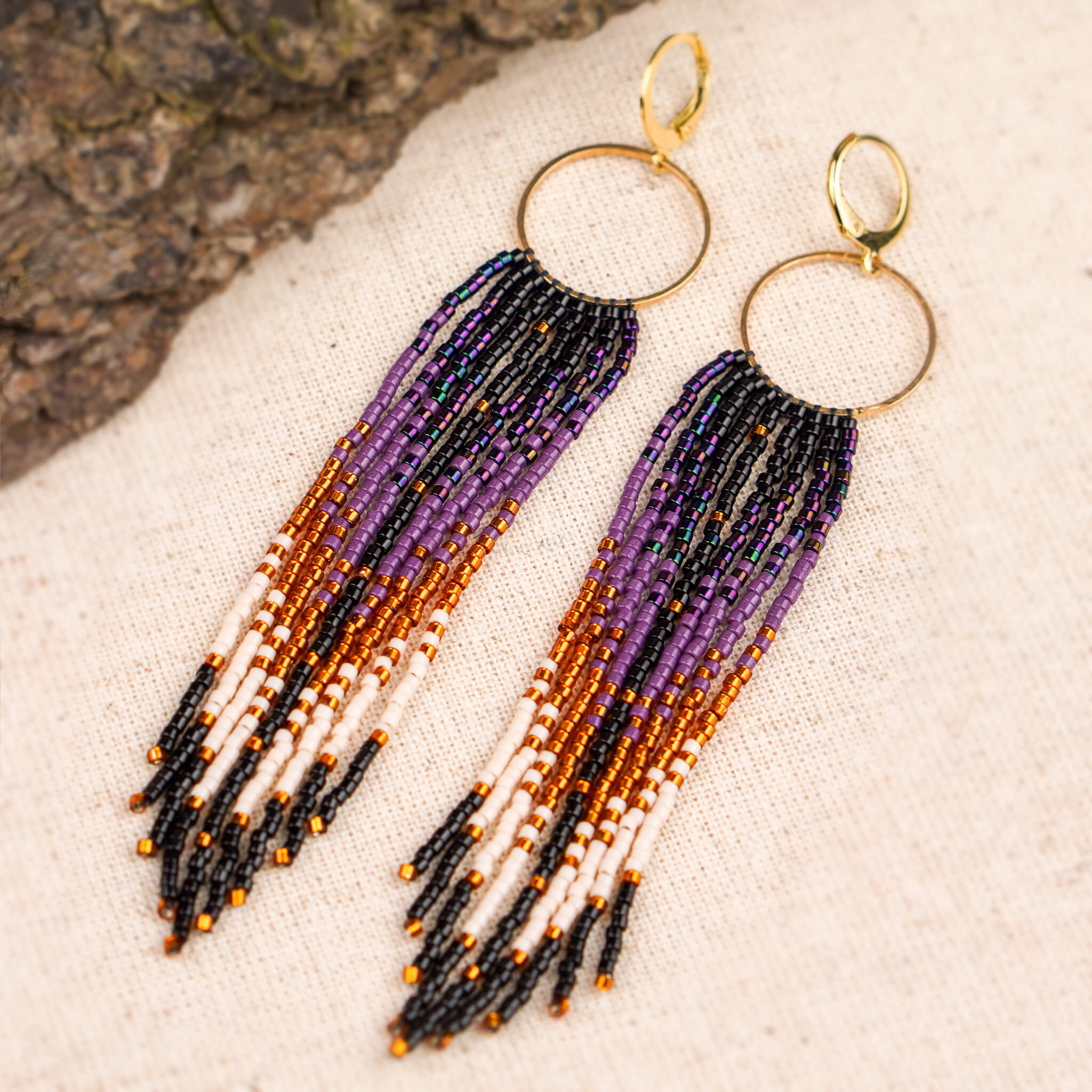 Długie fioletowe kolczyki Boho Rituals z koralików Miyuki na złotym kole, ręcznie robione